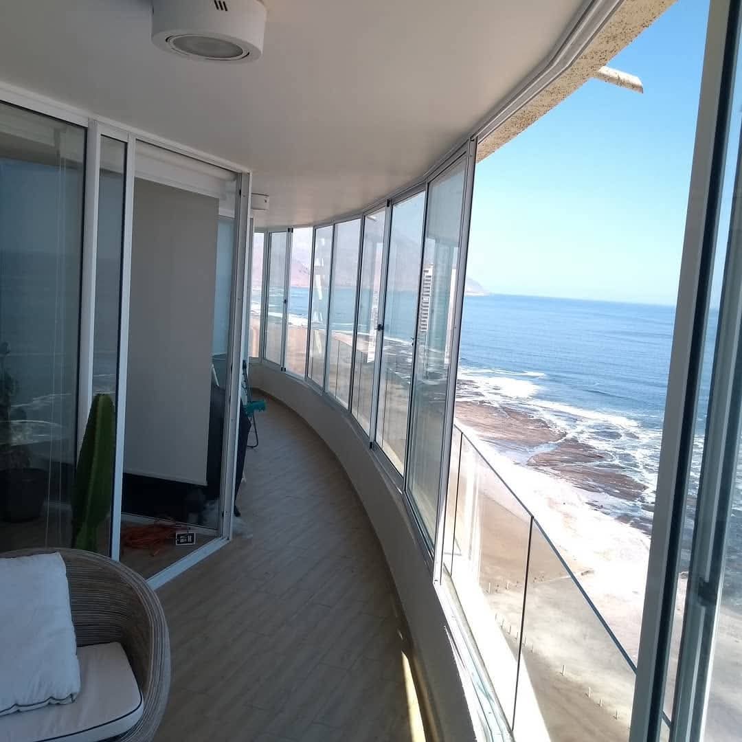 Cierre de balcón panorámico instalado por JCAST frente al mar en Antofagasta